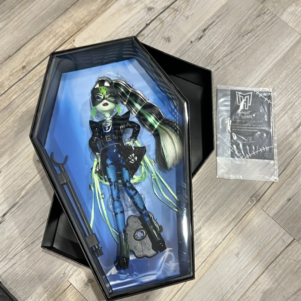 MATTEL MONSTER HIGH MIDNIGHT RUNWAY DOLL - Picture 4 of 6